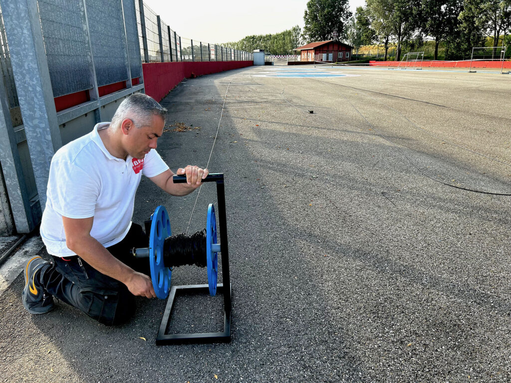 Il silenzio prima della diretta: come inizia davvero una produzione live in autodromo
