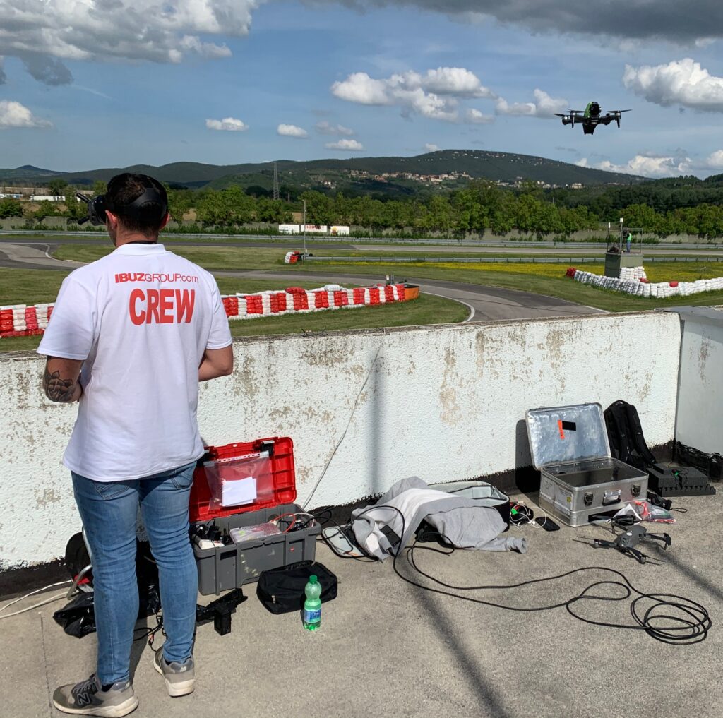 Pilota FPV con visore e drone pronto al decollo – test Magione 2021 – Ibuz Group