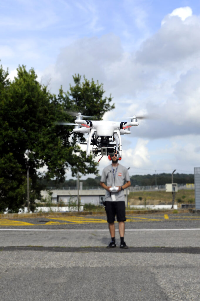 Pilota con drone Phantom 1 durante test live a Vallelunga – Ibuz Group 2014